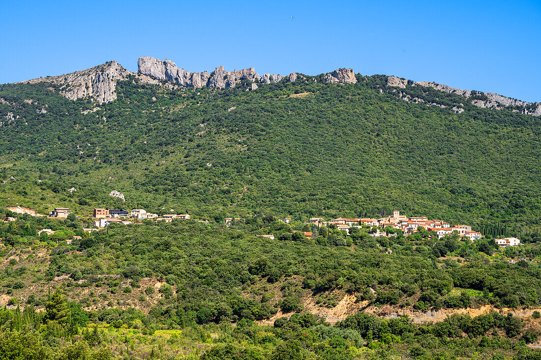 Blick auf Duilhac-sous-Peyrepertuse mit Katharer Burg Peyrepertuse, bei Narbonne, Aude, Languedoc-Roussillon, Occitanie, Languedoc-Roussillon-Midi-Pyrénées, Frankreich