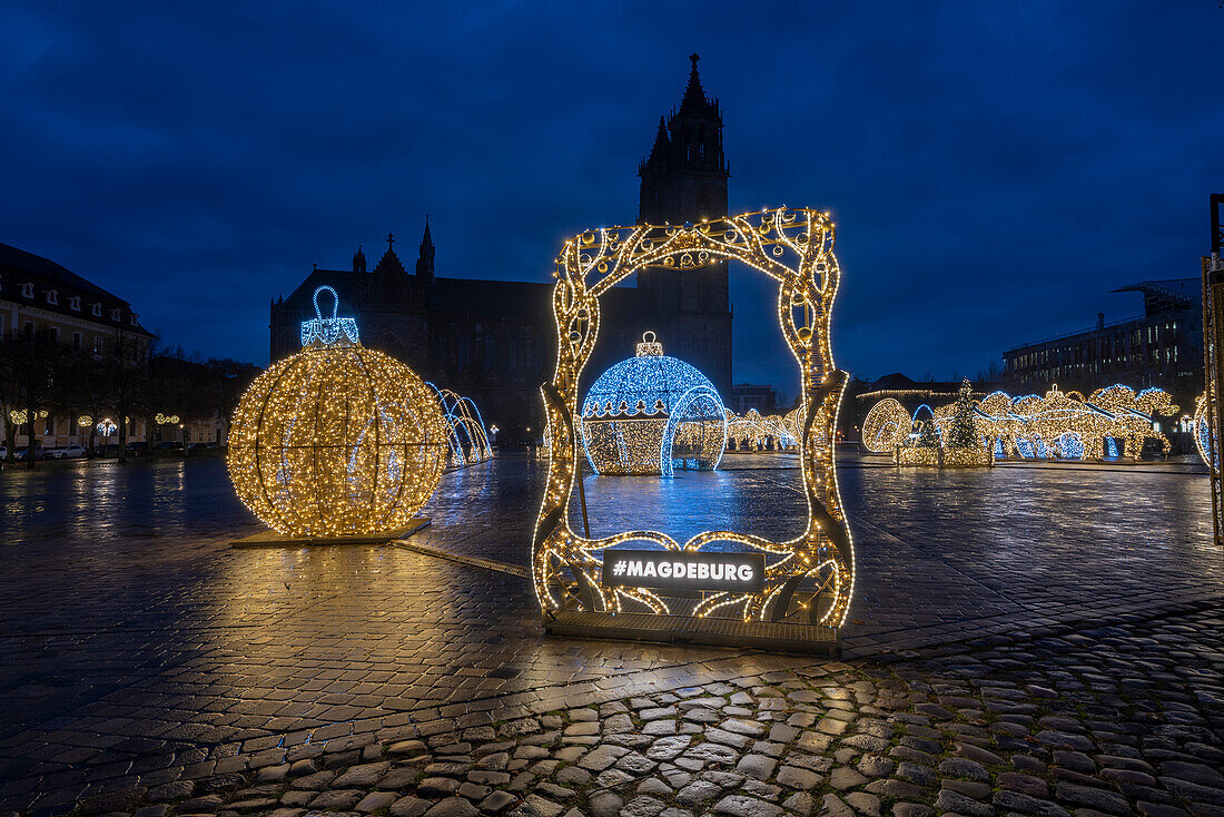 Illuminated Christmas balls, behind them Magdeburg Cathedral, Christmas lights, Magdeburg, Saxony-Anhalt, Germany
