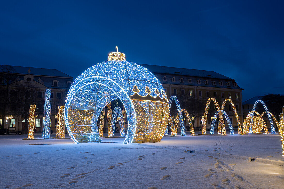 Schneebedeckter Domplatz, leuchtende Weihnachtskugeln, weihnachtliche Lichterwelt, Magdeburg, Sachsen-Anhalt, Deutschland
