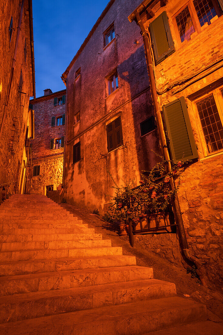 Nachts in den Gassen von Chiusdino, Provinz Siena, Toskana, Italien