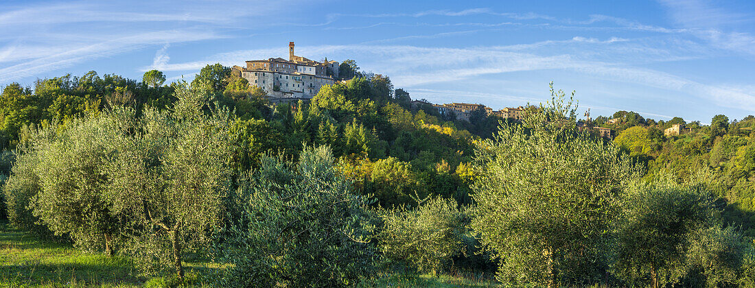 Blick auf Chiusdino, Provinz Siena, Toskana, Italien    