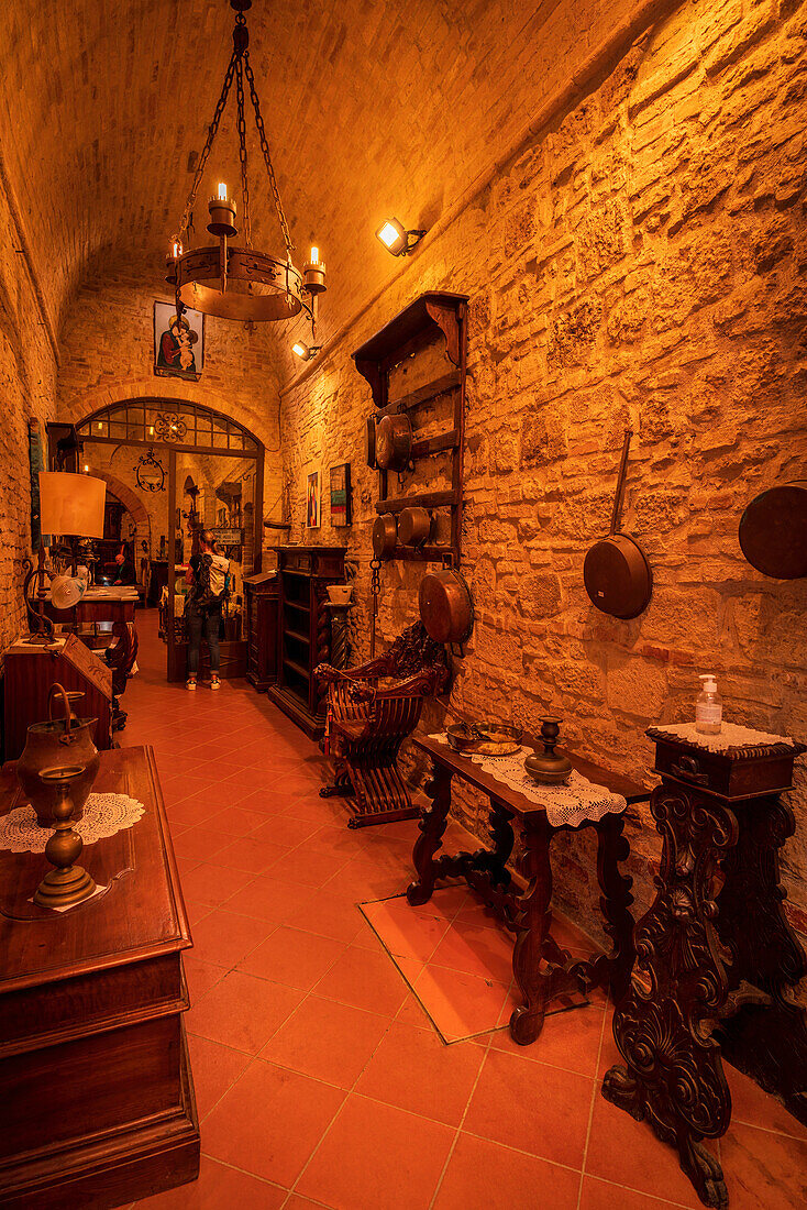 Antiquitätenladen in San Gimignano, Toskana, Italien, Europa