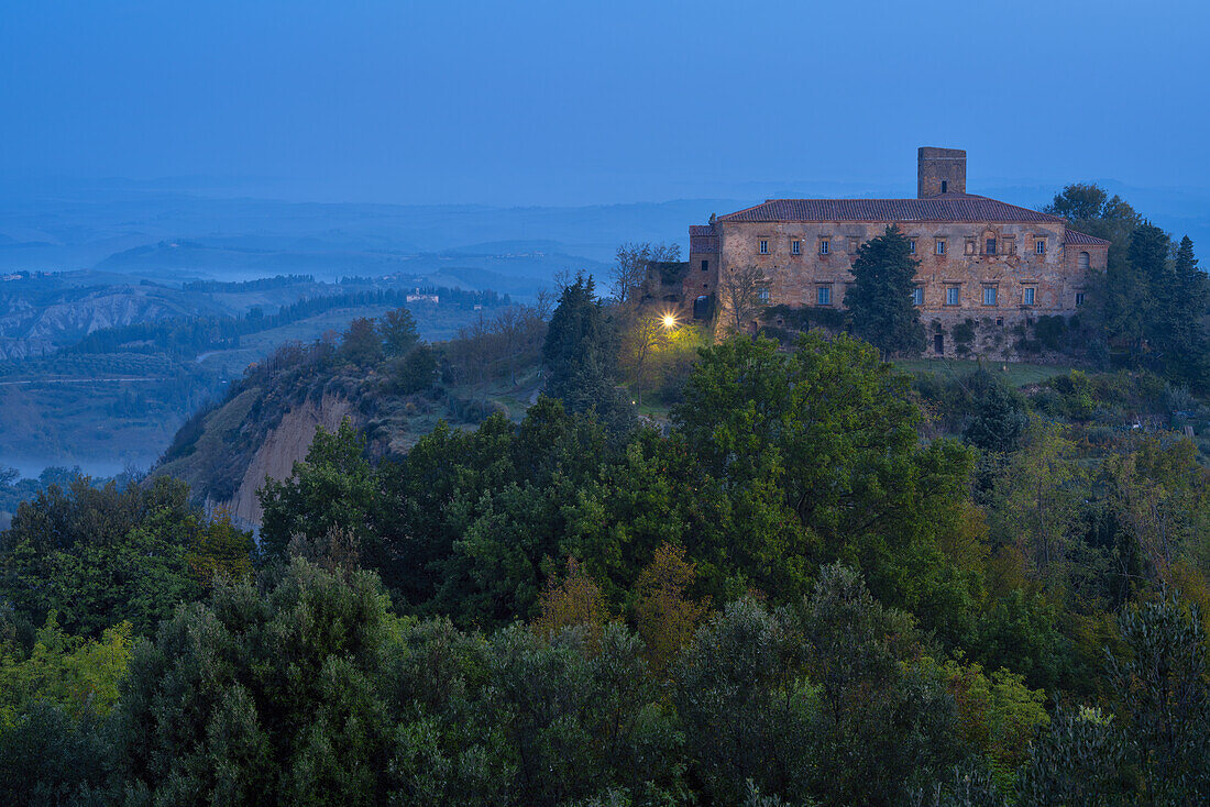Kamaldulenser-Abtei am Steilhang der Le Balze im Morgenlicht, Volterra, Toskana, Italien, Europa
