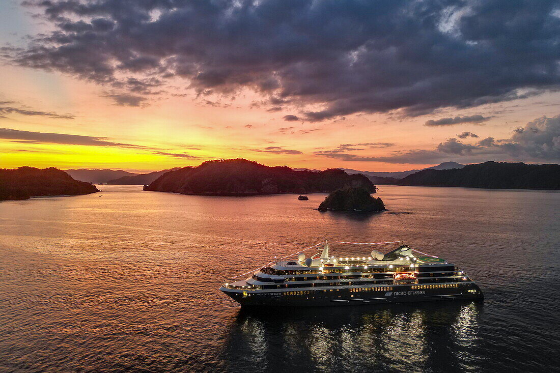 Luftaufnahme von Expeditionskreuzfahrtschiff World Voyager (nicko cruises) bei Sonnenuntergang, Inseln und Küstenlinie, Isla Tortuga, Puntarenas, Costa Rica, Mittelamerika