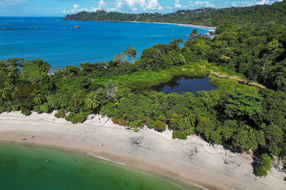 Luftaufnahme von Manuel Antonio Beach und der Lagune im Nationalpark Manuel Antonio, in der Nähe von Quepos, Puntarenas, Costa Rica, Mittelamerika