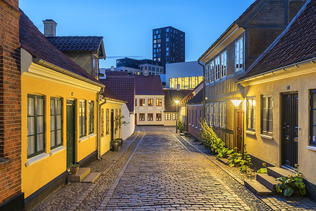Altstadt von Odense bei Dämmerung, Süddänemark, Dänemark