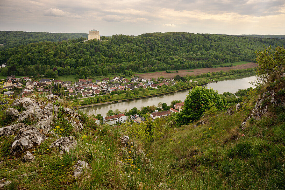 Blick über Fluss Altmühl zur Befreiungshalle, Kelheim, Niederbayern, Bayern, Deutschland