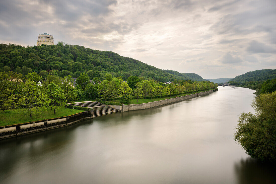 Blick über Fluss Altmühl zur Befreiungshalle, Kelheim, Niederbayern, Bayern, Deutschland