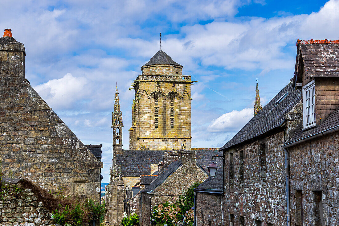 Blick auf die Kirche St. Ronan, Locronan, Finistère, Châteaulin, Bretagne, Frankreich