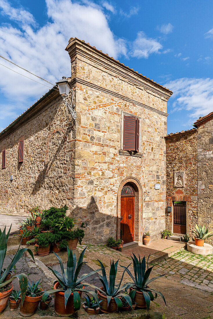 Kapelle in den Gassen von Chiusdino, Provinz Siena, Toskana, Italien   