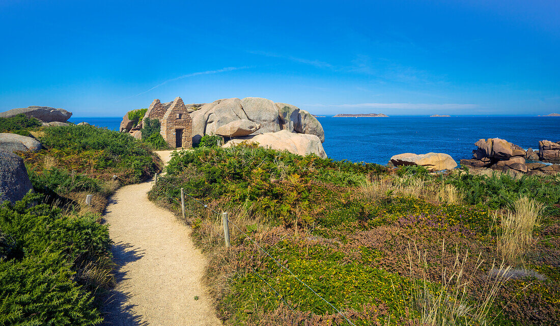 Altes Zollhaus an der Côte de Granit Rose, Bretagne, Frankreich, Europa