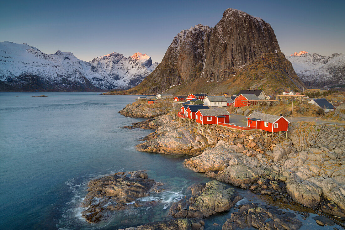 Winterlicht an der Küste von Hamnøy, Lofoten, Norwegen