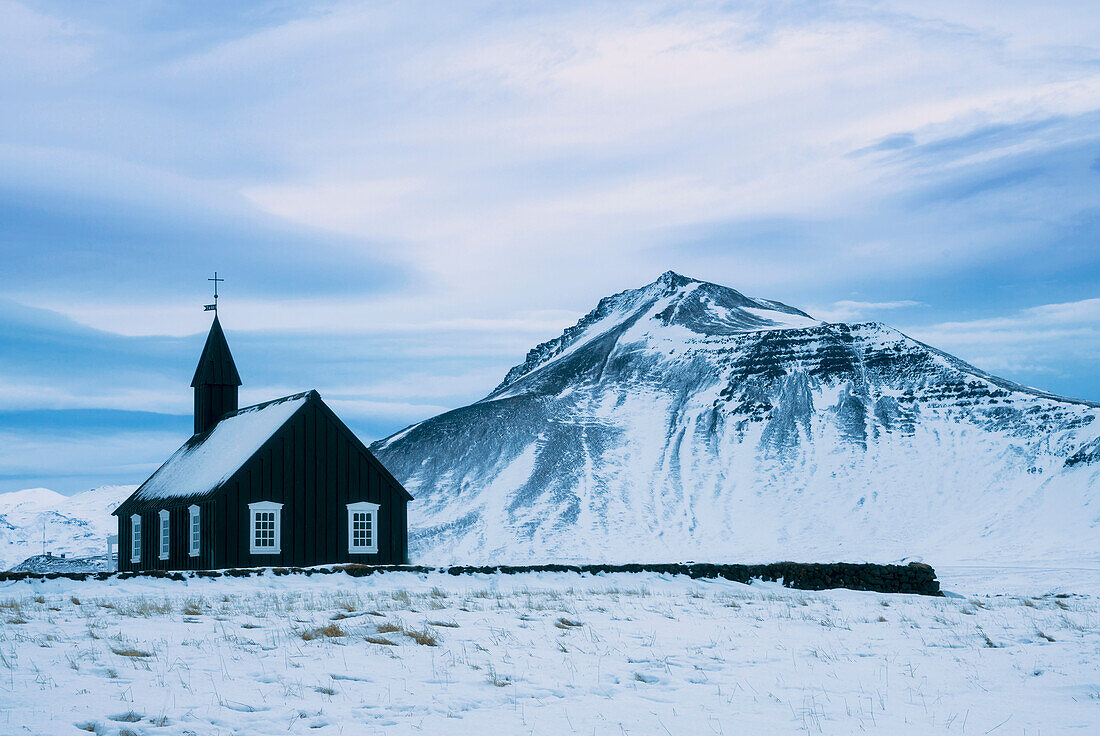 Die Kirche von Budir an einem stürmischen Winterabend, Island