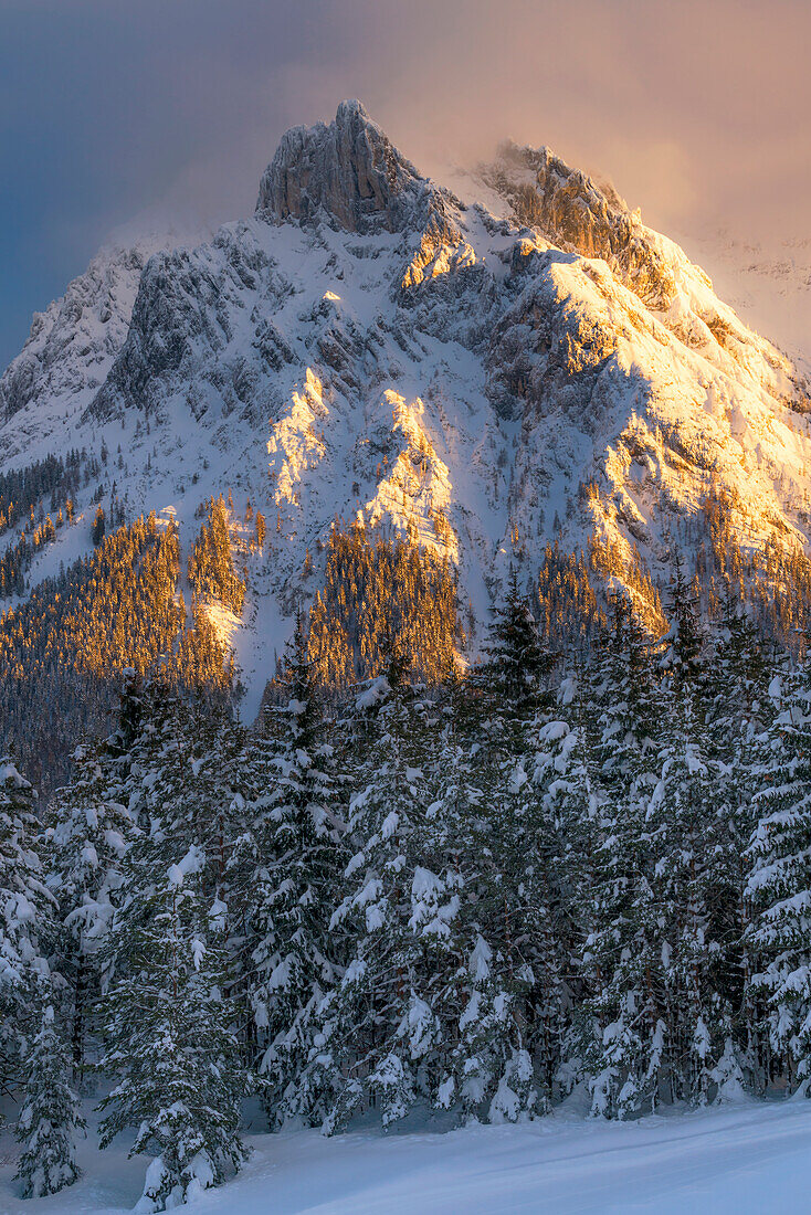 Winterabend in den Bergen des Karwendel nahe Mittenwald, Bayern, Deutschland