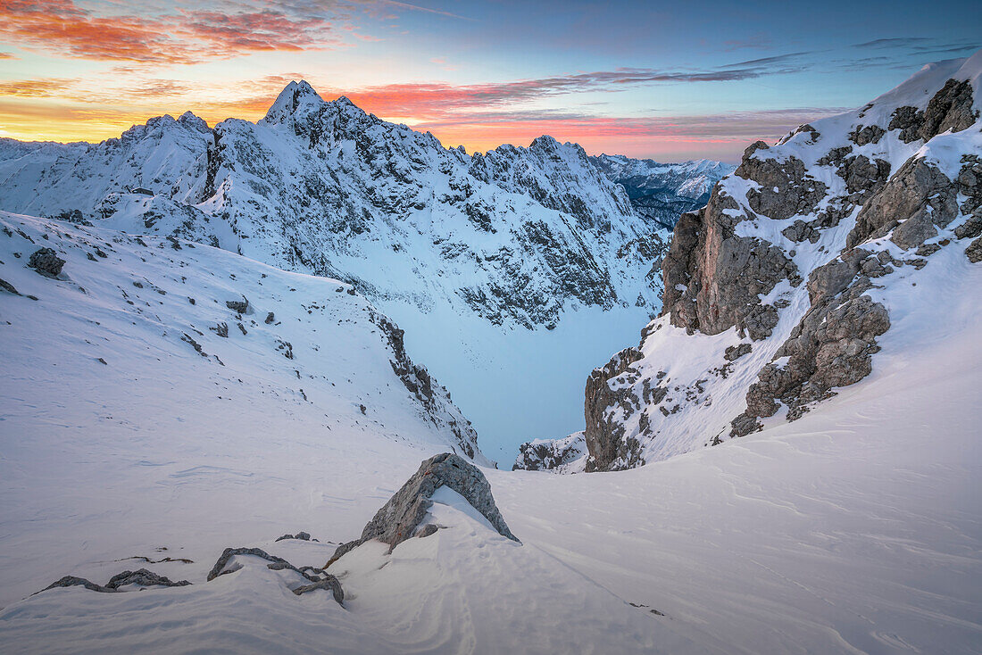 Abenddämmerung in den Tiroler Bergen, Tirol, Österreich