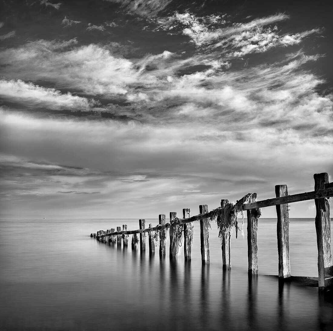 Meereslandschaft mit Holzsteg, Sussex, England