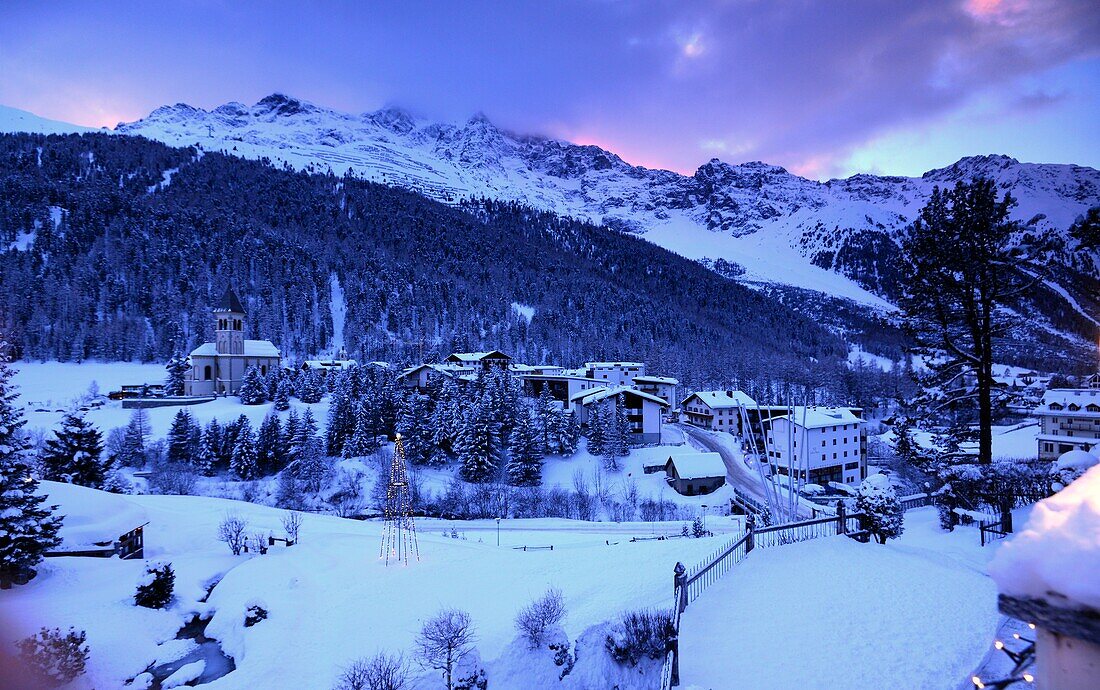 Blick auf Sulden unter dem Ortler, im Winter, Südtirol, Trentino, Italien