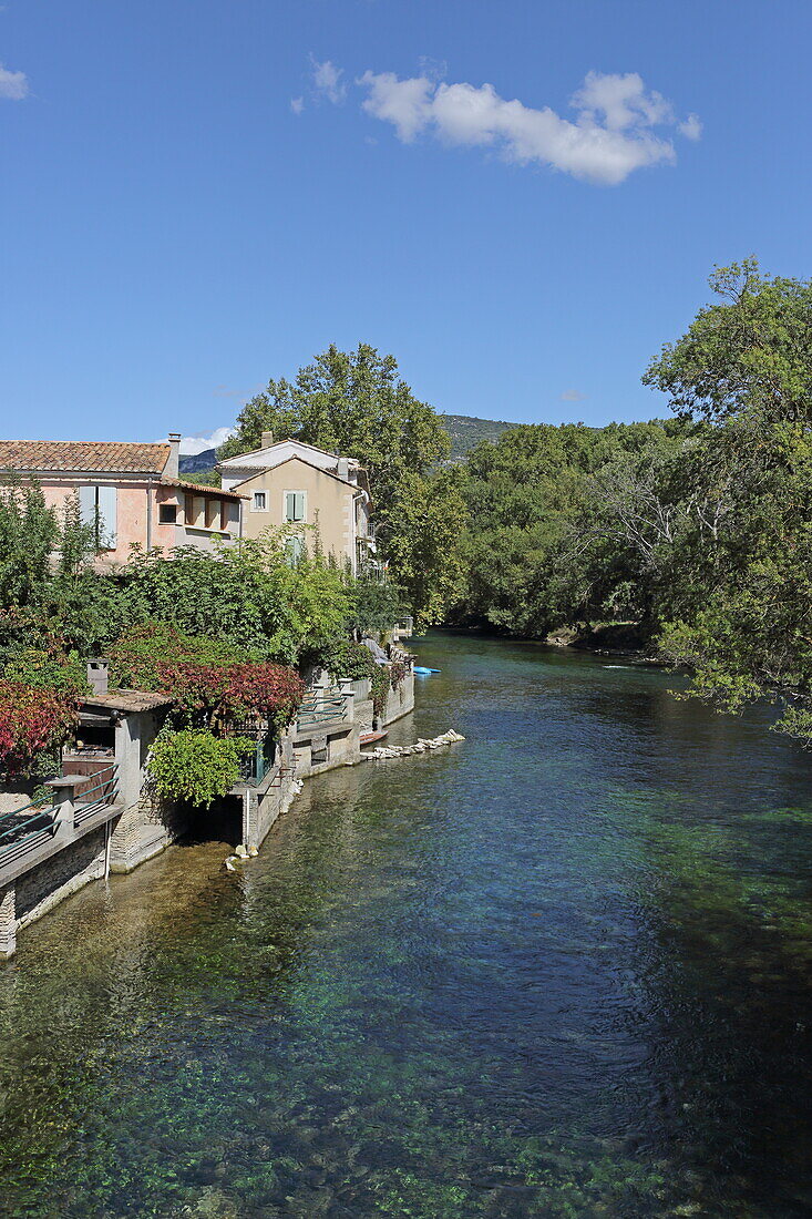 Fluss Sorgue zwischen Fontaine de Vaucluse und L'Isle-sur-la-Sorgue, Vaucluse, Provence-Alpes-Côte d'Azur, Frankreich