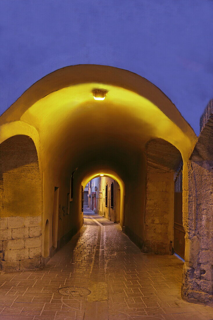Strassenszene in der Altstadt von L'Isle-sur-la-Sorgue, Vaucluse, Provence-Alpes-Côte d'Azur, Frankreich