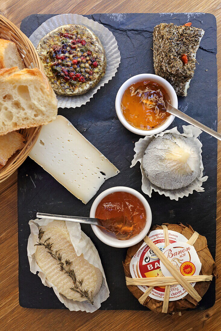 Platter of cheeses typical of Provence, Bistro Chez Stephane, L'Isle-de-la-Sorgue, Vaucluse, Provence-Alpes-Côte d'Azur, France