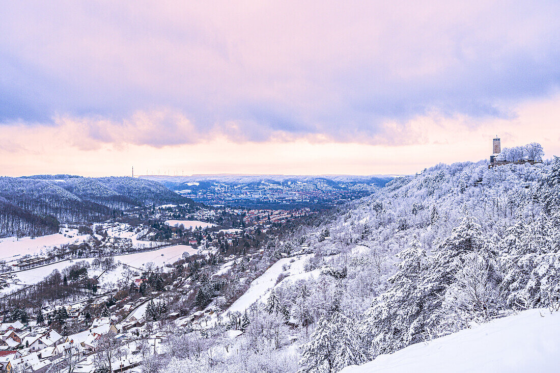 Blick in das Ziegenhainer Tal im Winter bei Schnee in Richtung Stadtmitte mit dem Fuchsturm auf dem verschneiten Berg, Jena, Thüringen, Deutschland