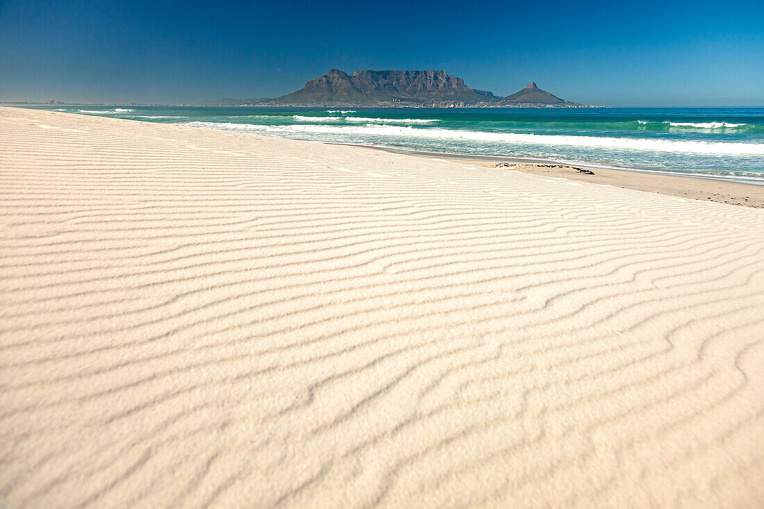 Der Bloubergstrand mit Blick auf Kapstadt und den Tafelberg, Kapstadt, Westkap, Südafrika  