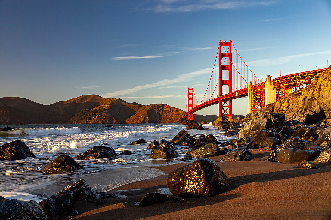 Die Golden Gate Brücke und der Strand Marshall Beach in San Francisco, Kalifornien, Vereinigte Staaten von Amerika, USA