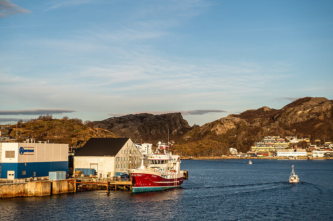 Blick auf die Hafenanlage mit Schiff im Vordergrund, Bodö, Bodø, Nordland, Norwegen, Europa