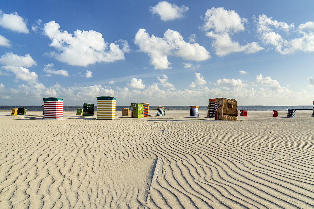 Strandkörbe und Strandzelte am Südstrand, Insel Borkum, Niedersachsen, Deutschland