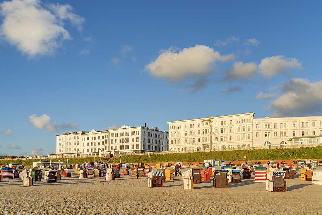 Strand und Häuser an der Strandpromenade, Insel Borkum, Niedersachsen, Deutschland