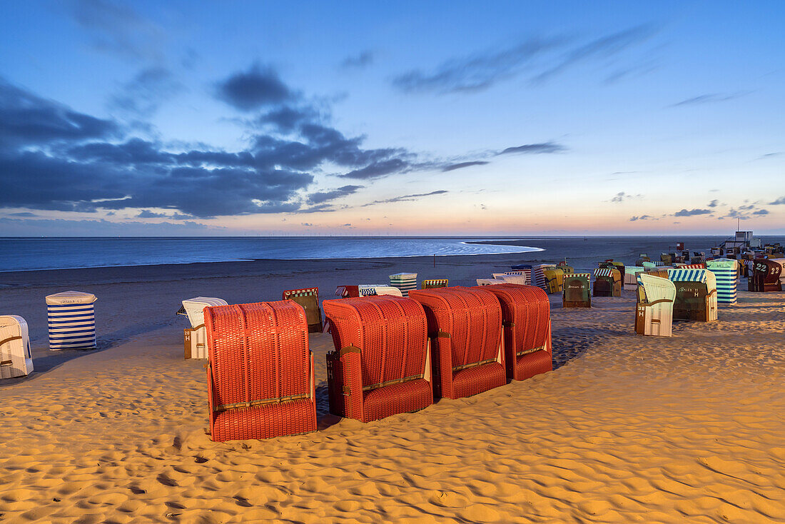 Strandkörbe am Strand, Insel Borkum, Niedersachsen, Deutschland