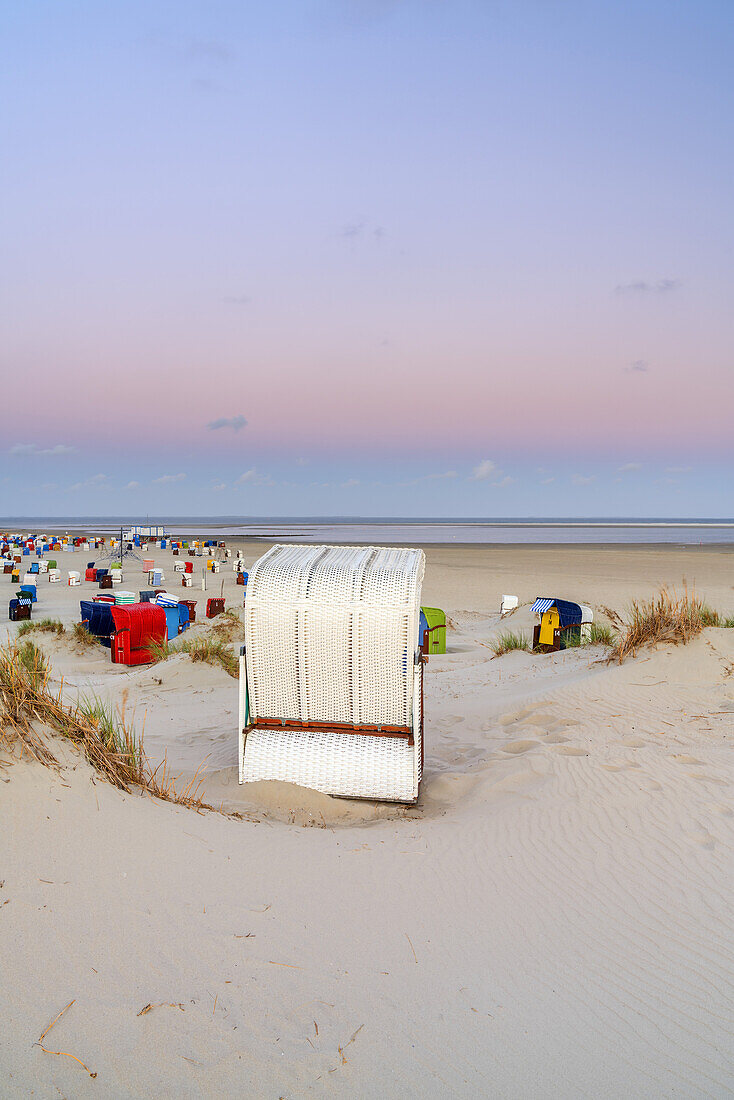 Strandkörbe und Strandzelte am Strand, Insel Borkum, Niedersachsen, Deutschland