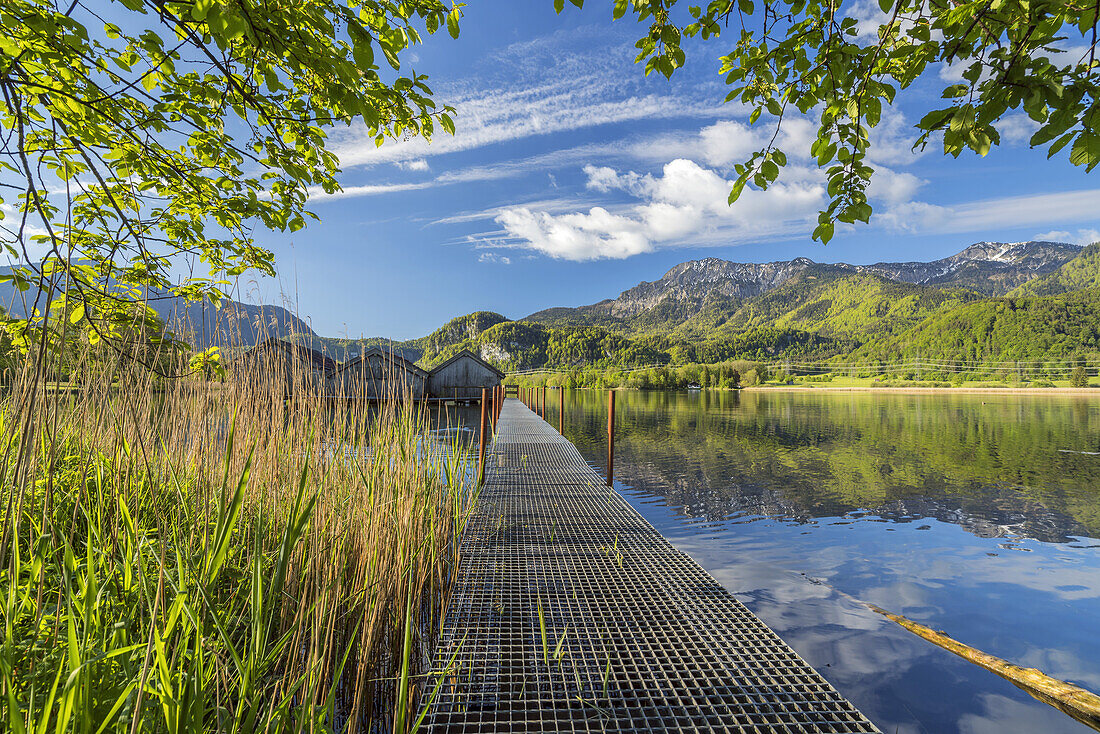 Blick über Kochelsee auf Herzogstand und Heimgarten, Schlehdorf, Oberbayern, Bayern, Deutschland