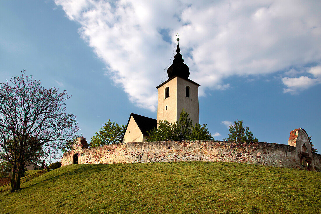 Historische Kirche von Balatonalmadi, Landkreis Veszprém, Ungarn