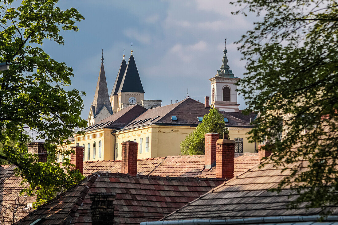 Blick über Dächer auf die Altstadt (Burgviertel) von Veszprém, Landkreis Veszprém, Ungarn
