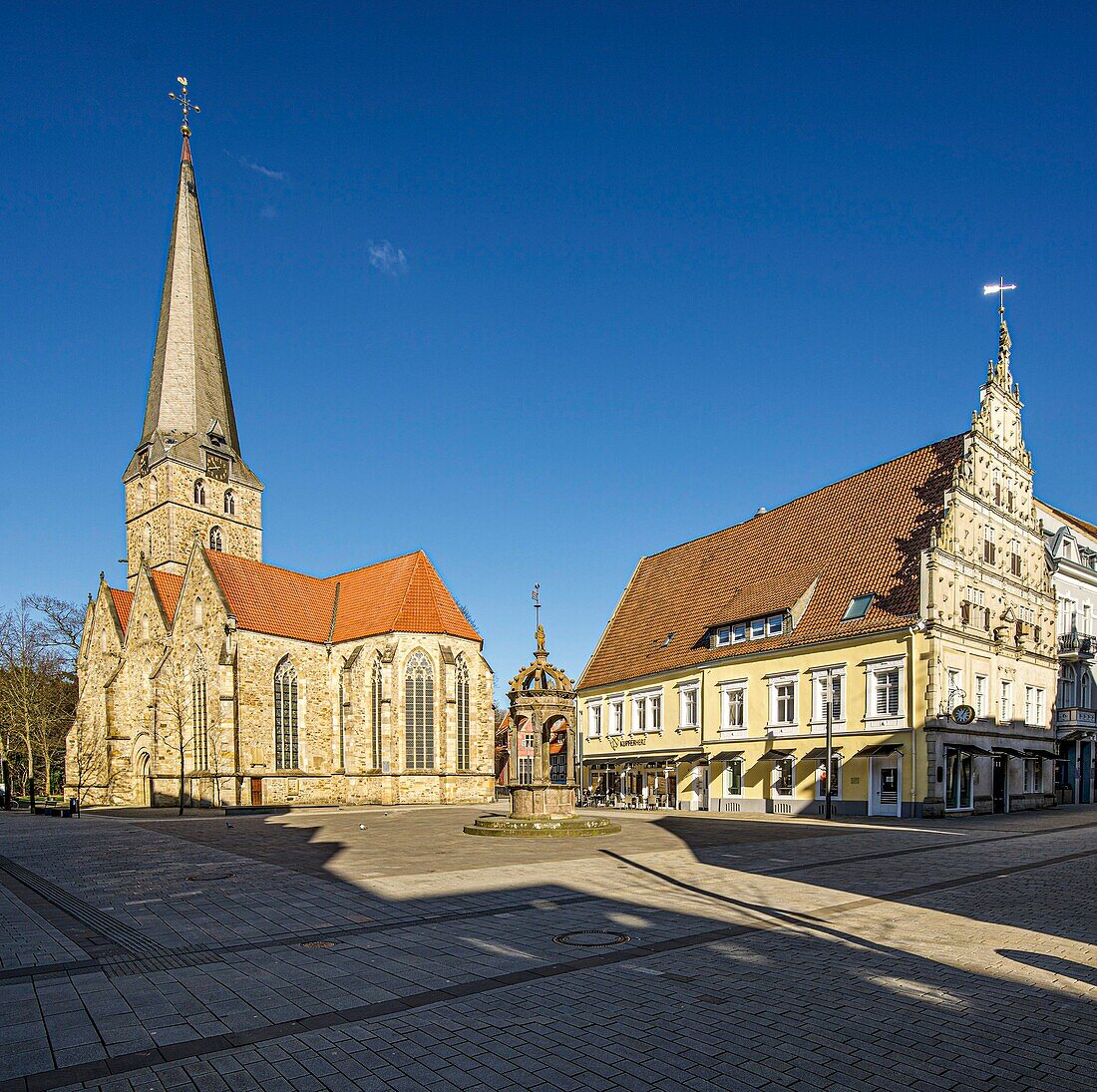 St. Johannis, Neustädter Brunnen und Rathaus, am Neuen Markt, Herford, Nordrhein-Westfalen, Deutschland
