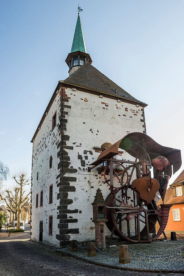 Skulptur Radbühne von Helmut Lutz vor dem Hagenbachturm, Breisach, Breisgau, Oberrhein, Schwarzwald, Baden-Württemberg, Deutschland