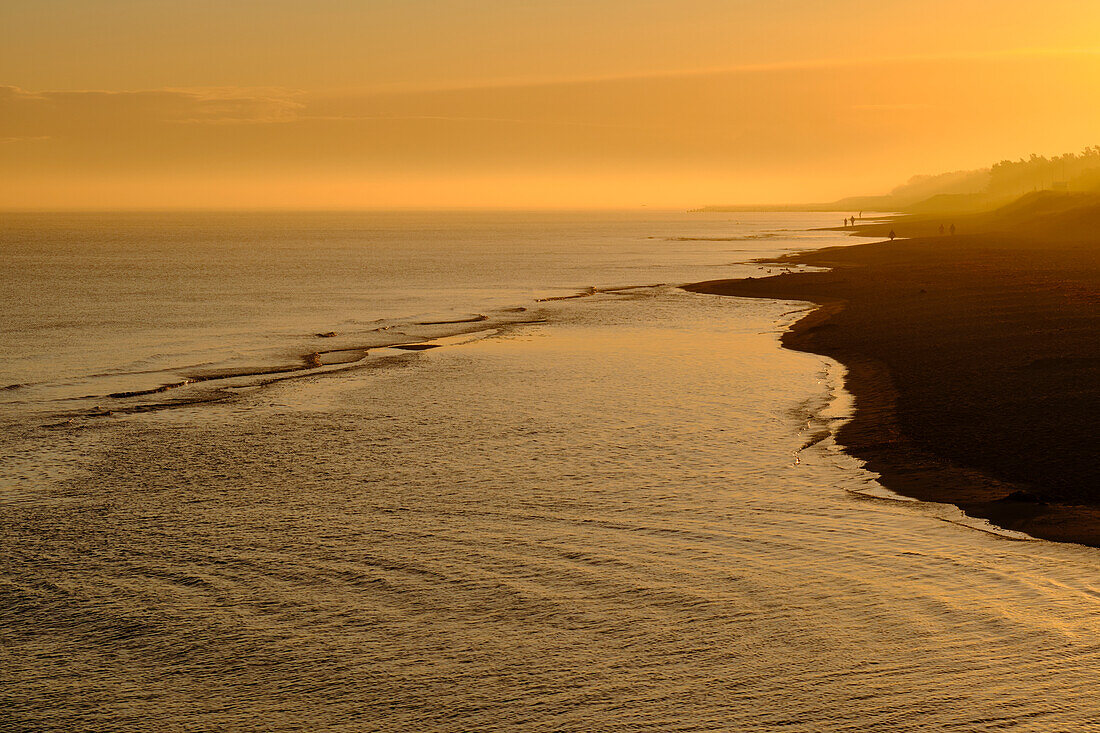 Sonnenaufgang am Nordstrand im Ostseebad Prerow auf dem Darß, Fischland-Darß-Zingst, Mecklenburg Vorpommern, Deutschland