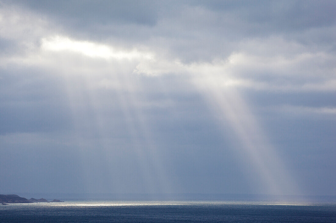 Lichtstrahlen über dem Meer bei Erquy, Bretagne, Frankreich