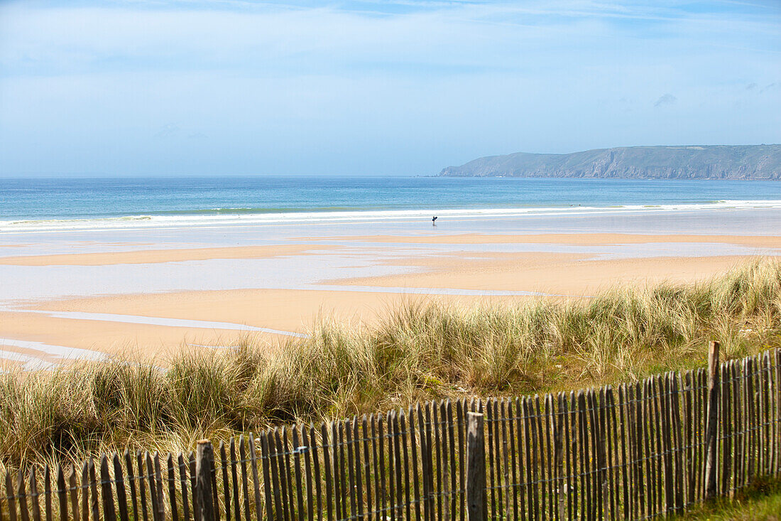 Strand mit Dünen und Holzzaun bei Vauville auf der Cotentin Halbinsel, Normandie, Frankreich