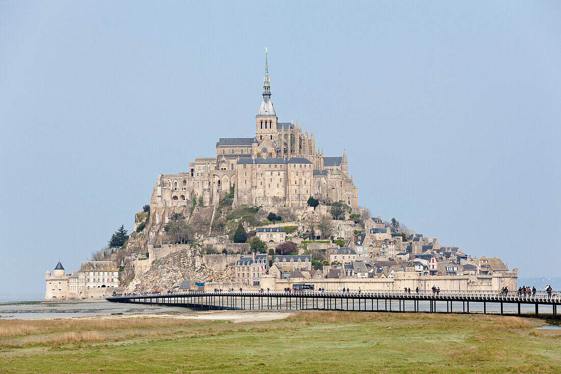 Der Mont Saint Michel im März bei sonnig nebligem Wetter, Normandie, Frankreich