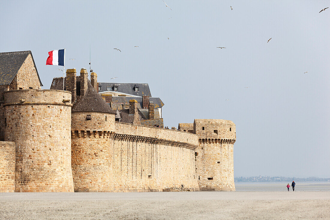 Festungsmauer am Eingang zum Mont St. Michel, Normandie, Frankreich