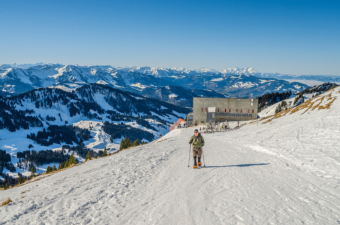 Schneeschuhwanderer mit Gipfelstation der Hochgratbahn, Nagelfluhkette, Allgäu, Bayern, Deutschland