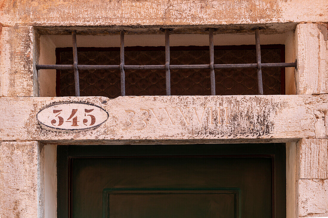 Typische Nummerierung venezianischer Häuser. Salizada Stretta. Venedig, Venetien, Italien
