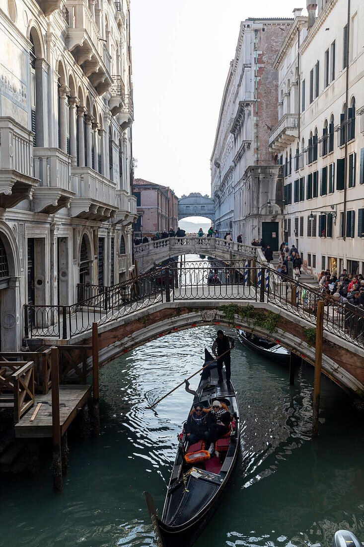 Gondola with tourists in Rio Palazzo. Venice, Veneto, Italia