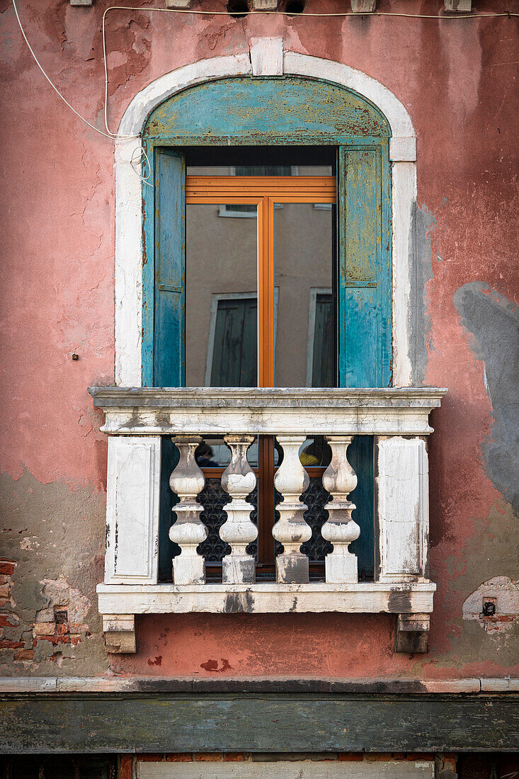 Window and balcony of ancient palace. Venice, Veneto, Italia