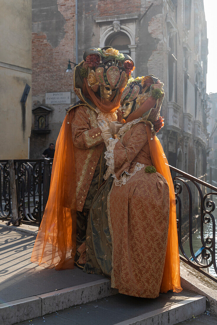 Paar, prächtige Karnevalskostüme. Venedig, Venetien, Italien