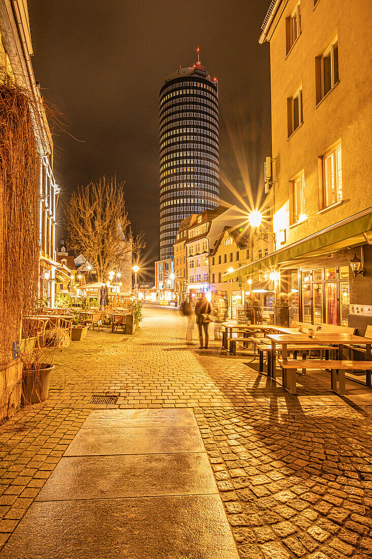 Nachtaufnahme, Wagnergasse, Restaurants und „Jentower“ im Hintergrund, Jena, Thüringen, Deutschland