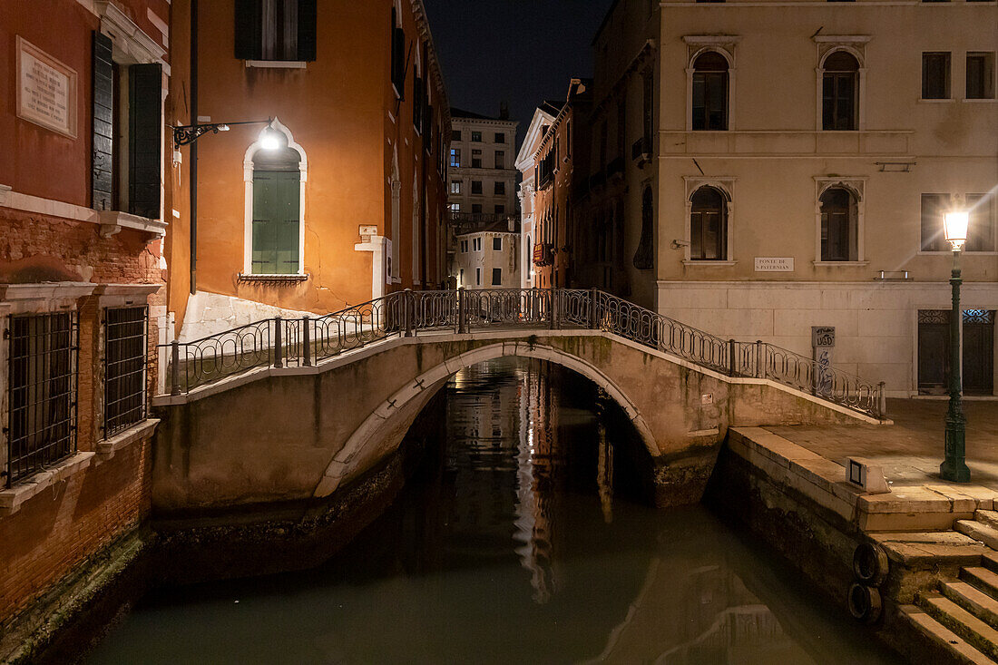 Kleine Brücke in Venedig, Venetien, Italien