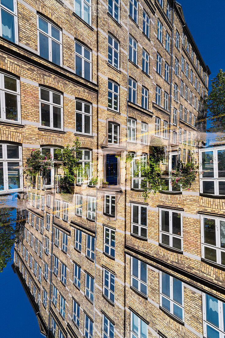 Doppelbelichtung der Fassade eines großen Wohnkomplexes in Webersgade in Kopenhagen, Dänemark.
